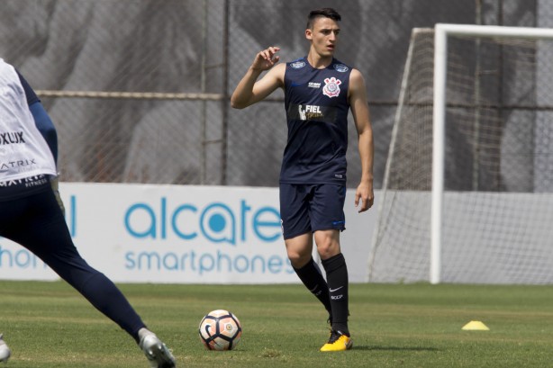 O duelo contra os adversários acontece nesta quarta-feira, às 21h45, na estádio El Cilindro