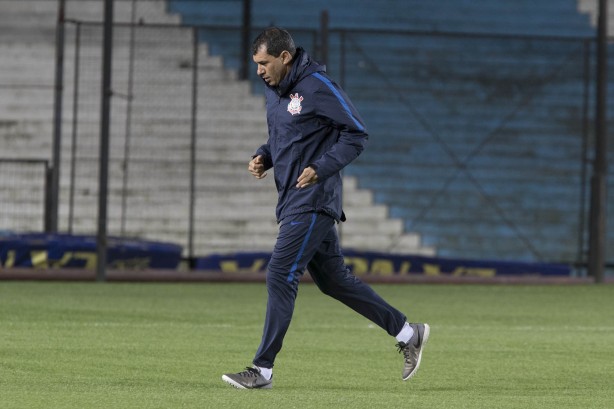 Carille arriscou leve trote durante treino do Timão