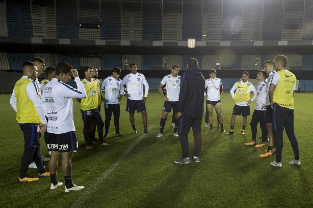 Carille reuniu elenco no centro do gramado do El Cilindro antes de trabalho técnico