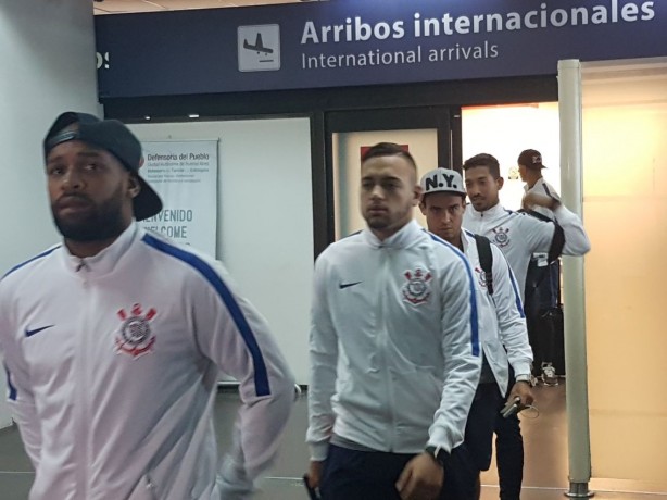 Elenco do Corinthians chegou por volta das 11h desta tera na Argentina