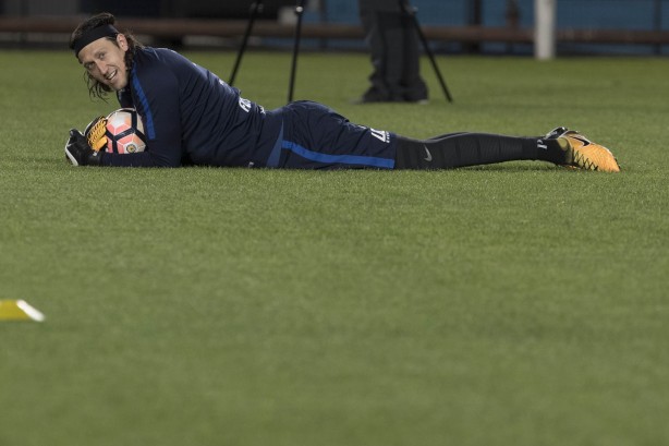 Goleiro Cássio sorri ao segurar bola finalizada por Mauri Lima