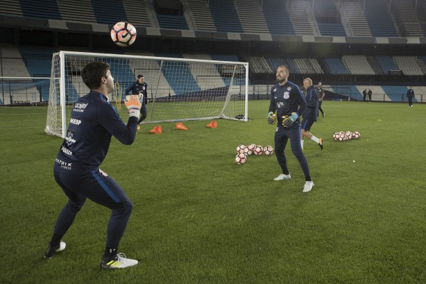 Goleiros reservas, Caique e Walter esbanjaram técnica em solo argentino