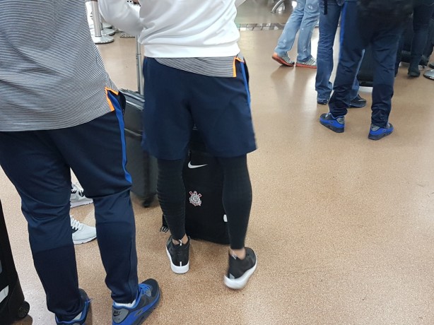 Na imagem, Maycon é quem utiliza a calça térmica