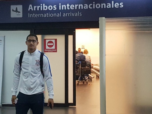 Zagueiro Pablo no desembarque do time na Argentina