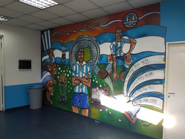 Sala de imprensa tem imagem grafitada com os títulos
