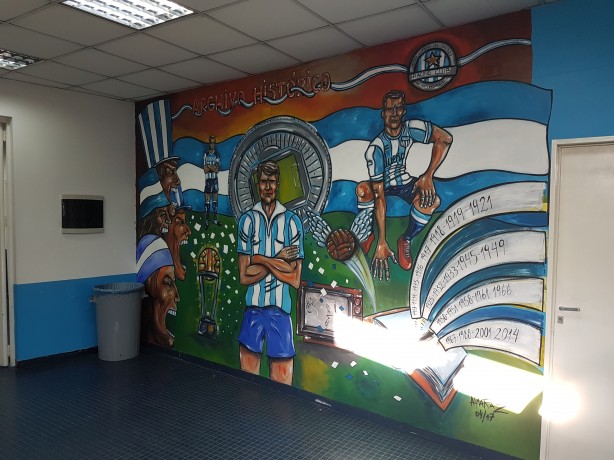 Sala de imprensa tem imagem grafitada com os ttulos