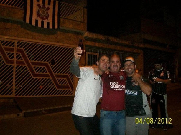 Edinho, de grená, comemorando título da Libertadores