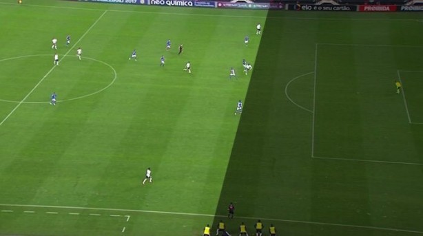 Jô não estava impedido no momento que Jadson chuta a bola