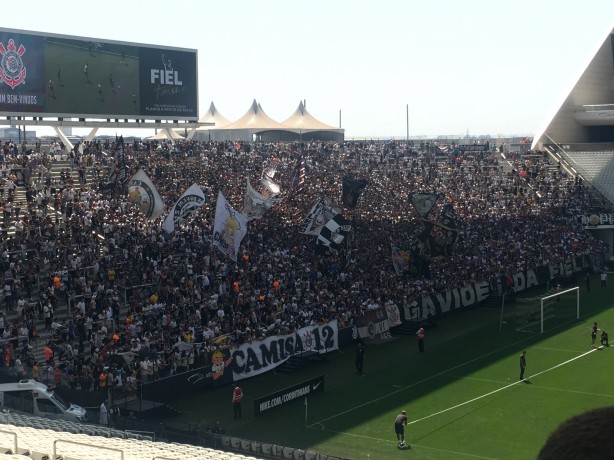 Cerca de oito mil torcedores lotaram o Setor Sul da Arena Corinthians