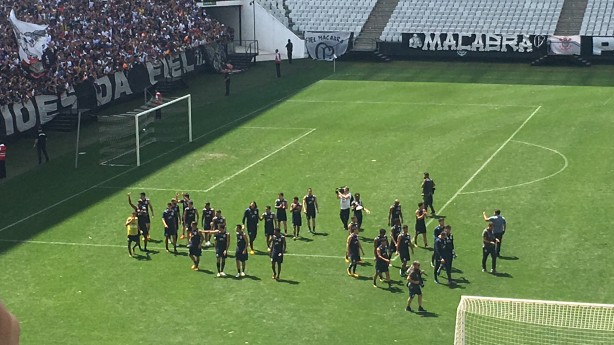 Jogadores agradeceram o apoio no final da atividade