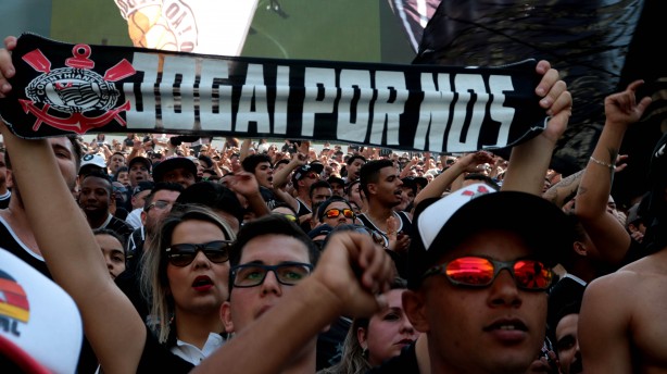 Jogai por nós, pedia uma das faixas levadas pela Fiel à Arena