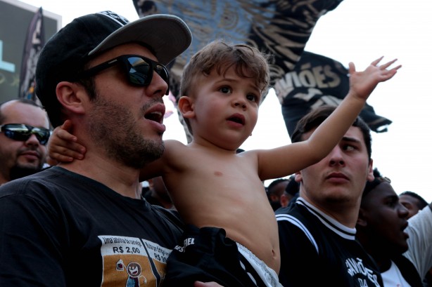 Que fofura! Crianças de colo também apoiaram Timão na véspera do Majestoso