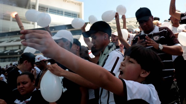 Sinalizadores abrilhantaram celebrao da torcida alvinegra em Itaquera