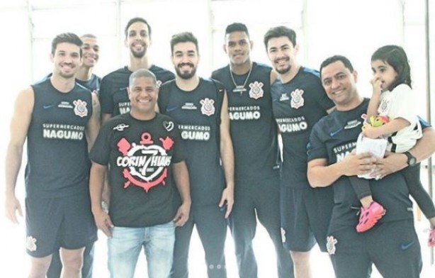 Jogadores do vlei corinthiano se juntaram a Marcelinho Carioca
