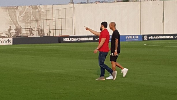 Mazziotti apresentou toda a estrutura do Corinthians para o atacante