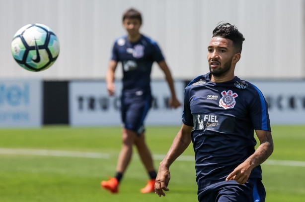 Autor do gol de empate no Majestoso, Clayson pode pintar no time titular contra o Cruzeiro.