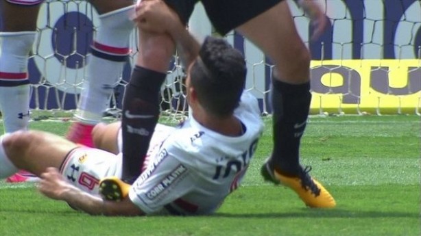 Pisão de Maycon em Petros rende nova dor de cabeça ao Corinthians