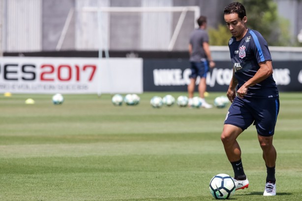 Questionado pela torcida, Jadson foi sacado por Carille.
