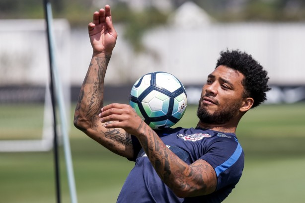 Sem o camisa 7, Kazim ganhou chance de mostrar trabalho.