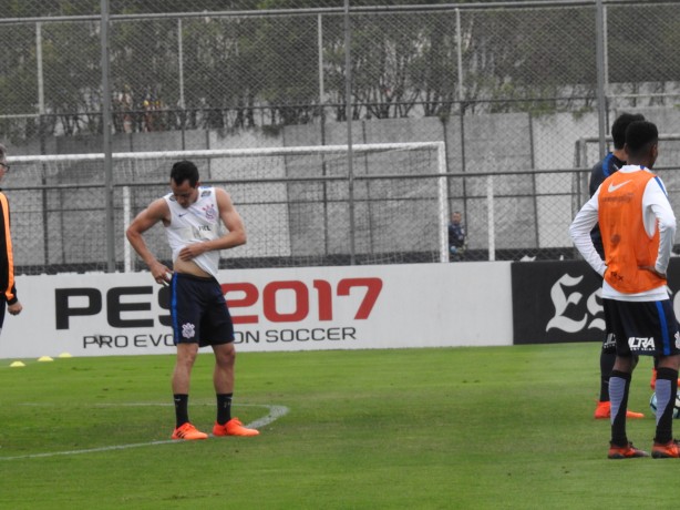 Depois de receber breve atendimento médico, Rodriguinho seguiu no treino normalmente 