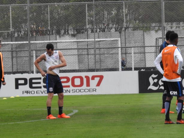 Depois de receber breve atendimento médico, Rodriguinho seguiu no treino normalmente
