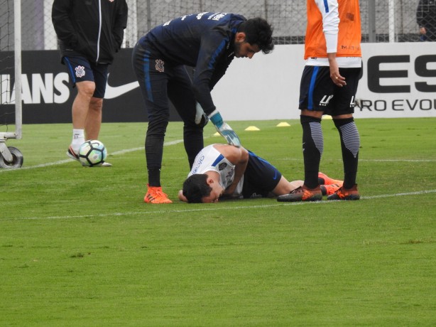 Durante os trabalhos, Rodriguinho sofreu chote e caiu no campo do CT Joaquim Grava