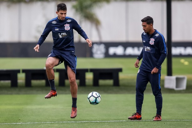 Zagueiro Pedro Henrique e lateral-direito Léo Príncipe nas atividades