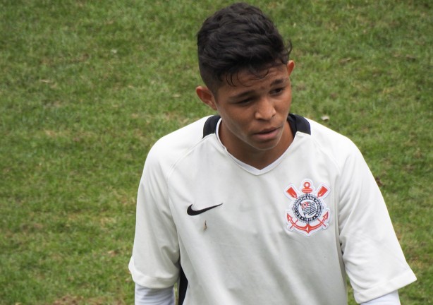 Meia Adson, de 16 anos, em campo pelo Timão na manhã deste sábado