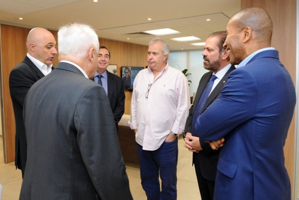 Cartolas conversaram na federação ao longo da tarde
