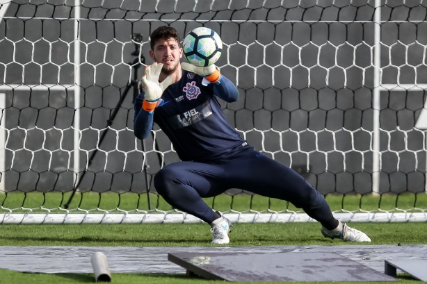 Goleiro Caíque França, no treino desta quinta-feira no CT Joaquim Grava