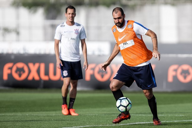 O meio-campista Danilo, que treinou entre os reservas, deve estar à disposição de Carille em breve