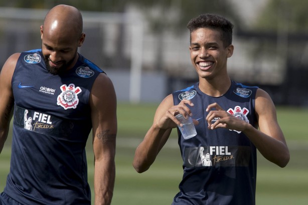 Os meias Fellipe Bastos e Pedrinho demonstraram o clima agradvel do treino