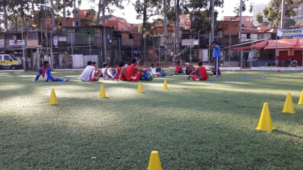 ​Aula experimental com crianas carentes da comunidade do Jardim Panorama