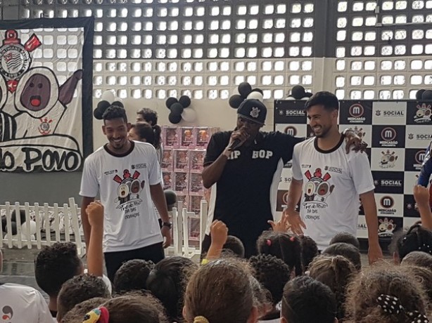 Ao lado do rapper Rappin Hood, Camacho e Léo Príncipe foram recepcionados pela criançada