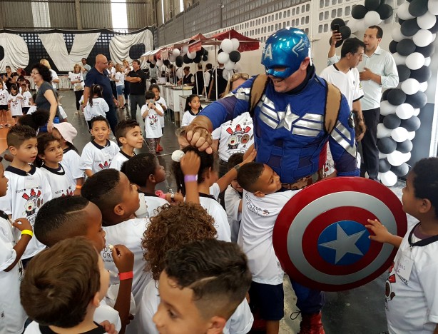 Um monitor vestido de Capitão América animou a garotada no Parque São Jorge