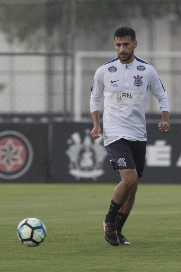 Jogadores reservas e titulares participaram de treino com bola no CT