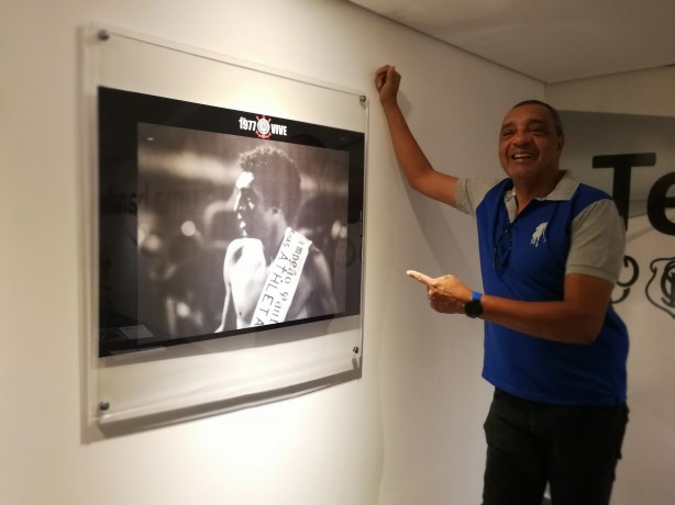Basílio, emocionado, diante de imagem registrada após seu tento diante dos campineiros