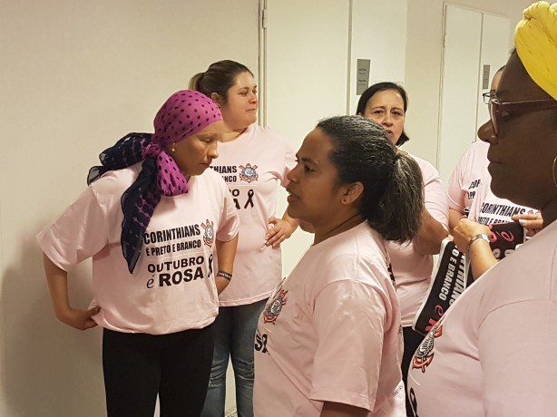 Mulheres em ao pelo outubro rosa na Arena Corinthians