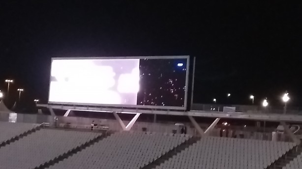 Parte do telão ficou danificado devido à chuva torrencial