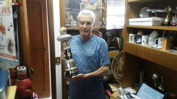 Réplica, em tamanho reduzido, da taça de 77 pertencente ao professor