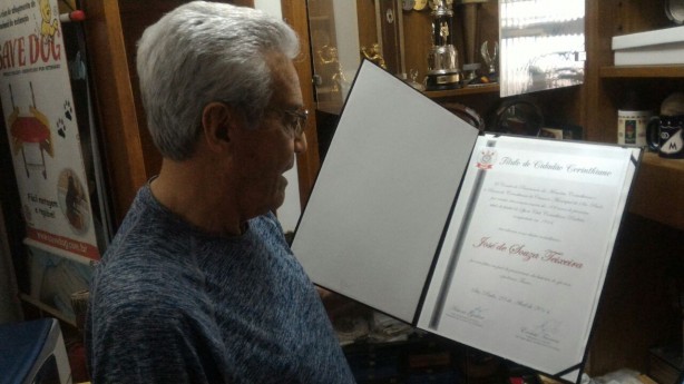 Seu José mostra com orgulho título de cidadão corinthiano da Câmara Municipal de SP