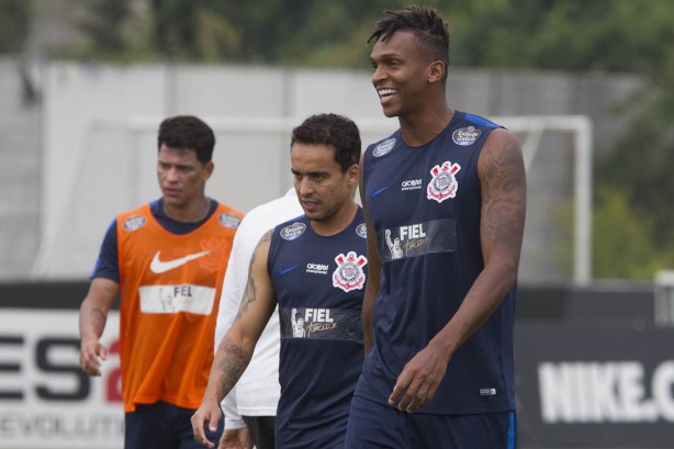 Autor de gol na última partida, Jô foi só sorrisos na atividade