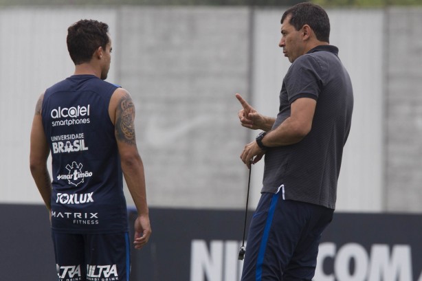 Carille passa orientações para o questionado Jadson
