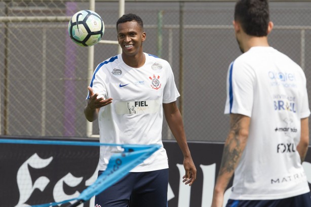 O artilheiro Jô também suou a camisa nesta sexta-feira