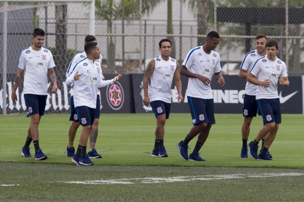 Os trabalhos, realizados no CT Joaquim Grava, não incluiu bola aos jogadores titulares