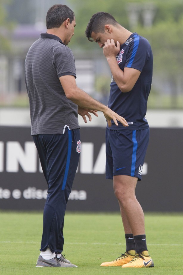 Carille esboou uma equipe titular durante o treino e conversou com os jogadores