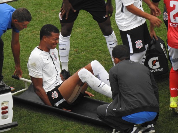 Carlinhos teve de deixar o jogo ainda no incio do segundo tempo