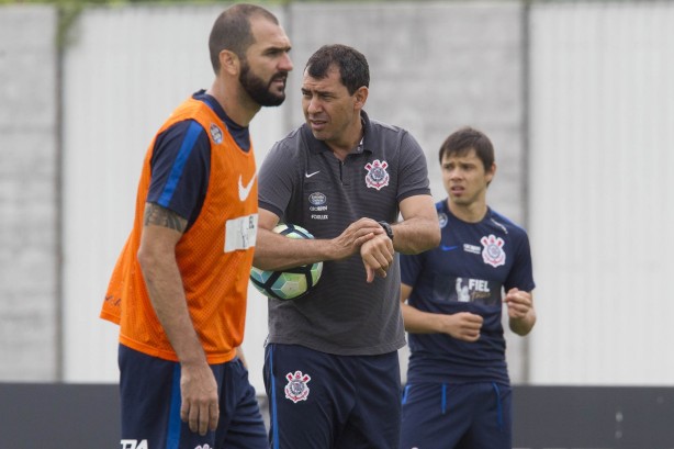O meia Danilo apareceu em campo no CT do Timão