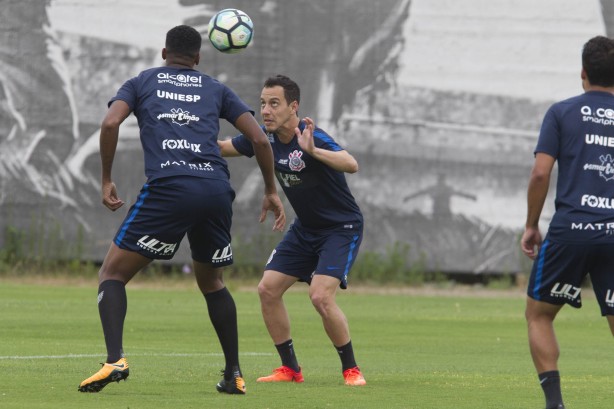 Rodriguinho e Jô apareceram no esboço do time titular do Timão