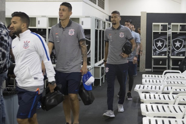 Clayson, Marciel e Léo Santos no vestiário do jogo antes de encarar o Botafogo